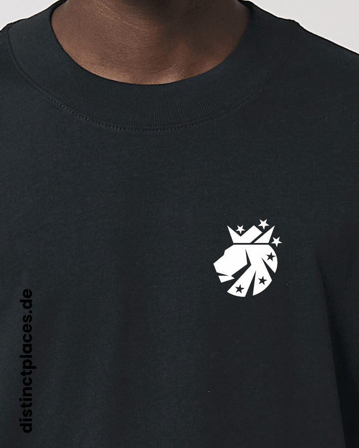 Detailansicht schwarzes fairtrade, vegan und bio-baumwoll Oversized T-Shirt von vorne mit einem minimalistischem weißen Logo, beziehungsweise Wappen für Thueringen
