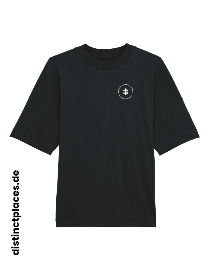 Schwarzes fairtrade, vegan und bio-baumwoll T-Shirt von vorne mit einem minimalistischem weißen Logo, beziehungsweise Wappen und Schriftzug für Wiesbaden