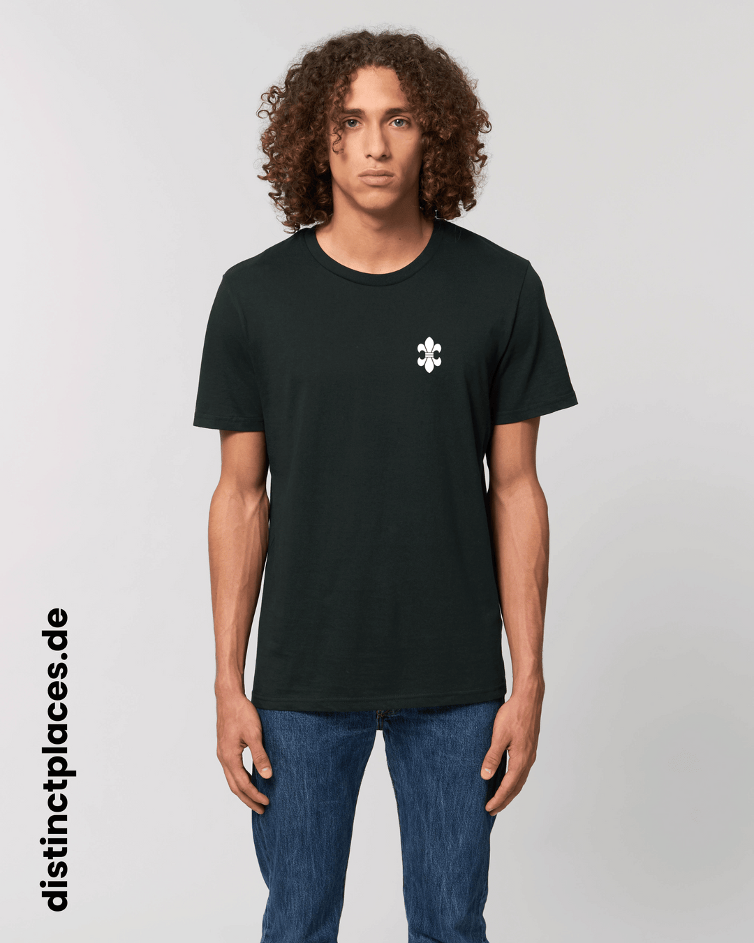 Mann von vorne trägt schwarzes fairtrade, vegan und bio-baumwoll T-Shirt mit einem minimalistischem weißen Logo, beziehungsweise Wappen für Wiesbaden