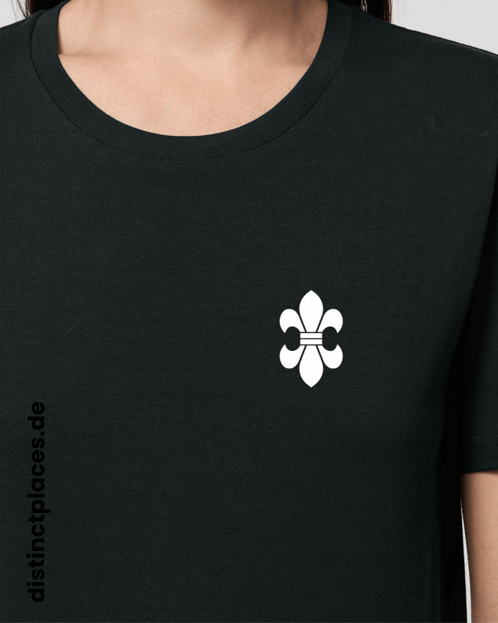 Detailansicht schwarzes fairtrade, vegan und bio-baumwoll T-Shirt von vorne mit einem minimalistischem weißen Logo, beziehungsweise Wappen für Wiesbaden